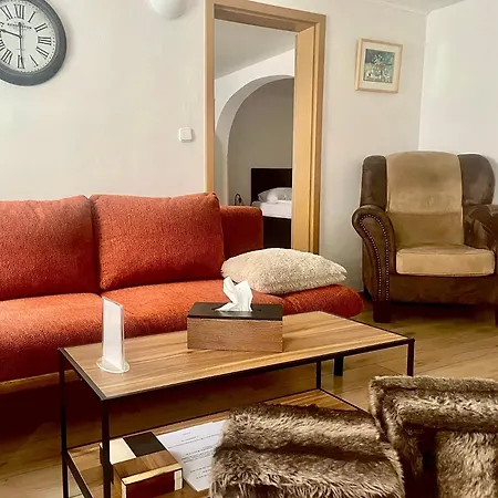 アパート ウ ゼレネーホ イエロプチェ